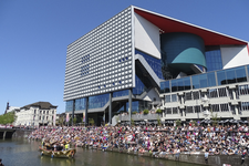 904266 Afbeelding van een boot met deelnemers aan de botenparade van de Utrecht Pride 2023 in de Stadsbuitengracht te ...